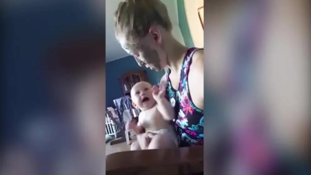 ¡Vaya susto se lleva este bebé!