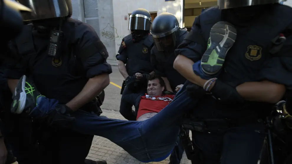 Los Mossos desalojan a los manifestantes de la CUP que impedían el paso a la empresa investigada en Tarrassa
