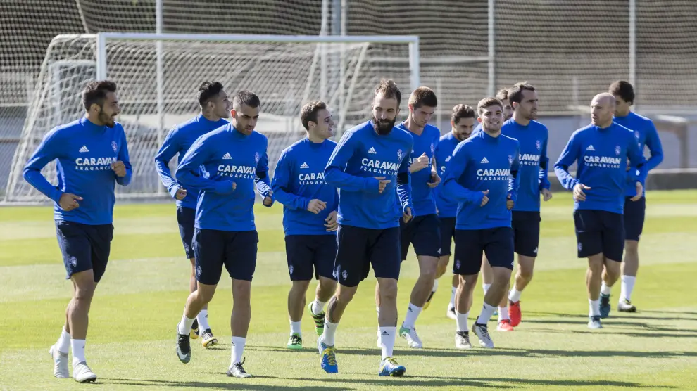 Los jugadores del Real Zaragoza durante el entrenamiento de este martes.