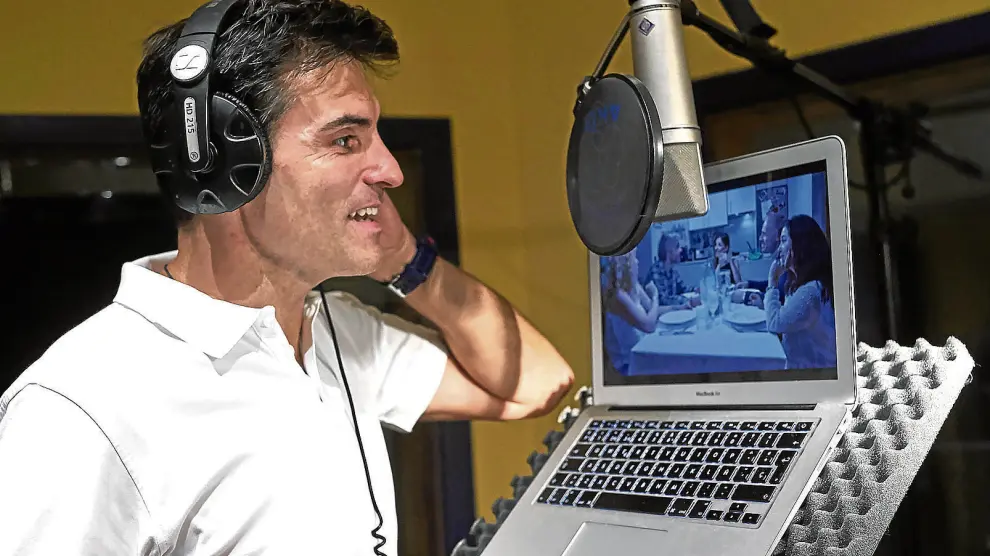 Luis Larrodera sigue por ordenador la grabación de 'Ven a cenar conmigo', que conduce en Cuatro.