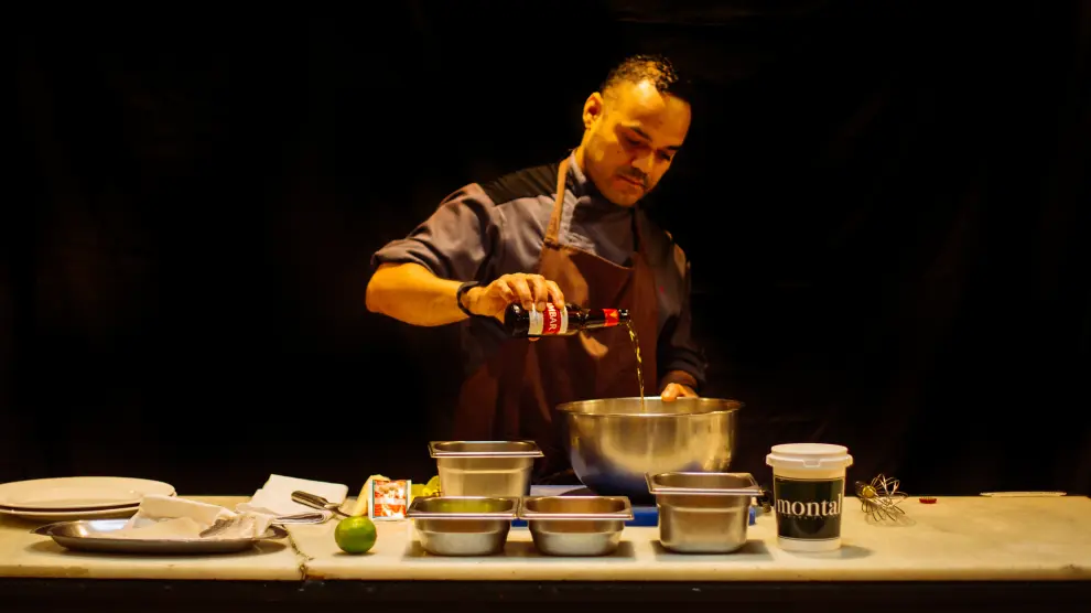 Gustavo Yatako, chef del restaurante Montal, cocinando con Ambar Especial.