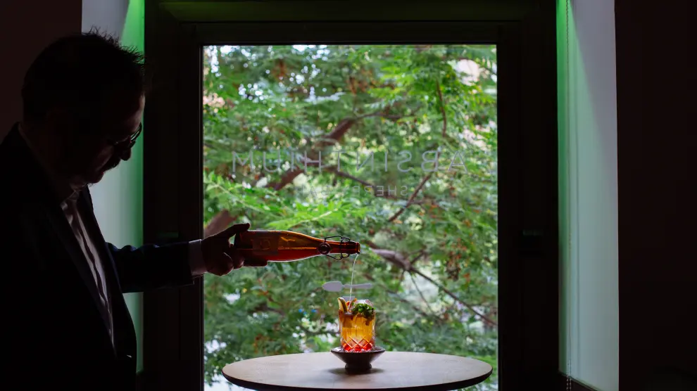 Jesús Solanas preparando un cóctel junto a los ventanales de su restaurante Absinthium.