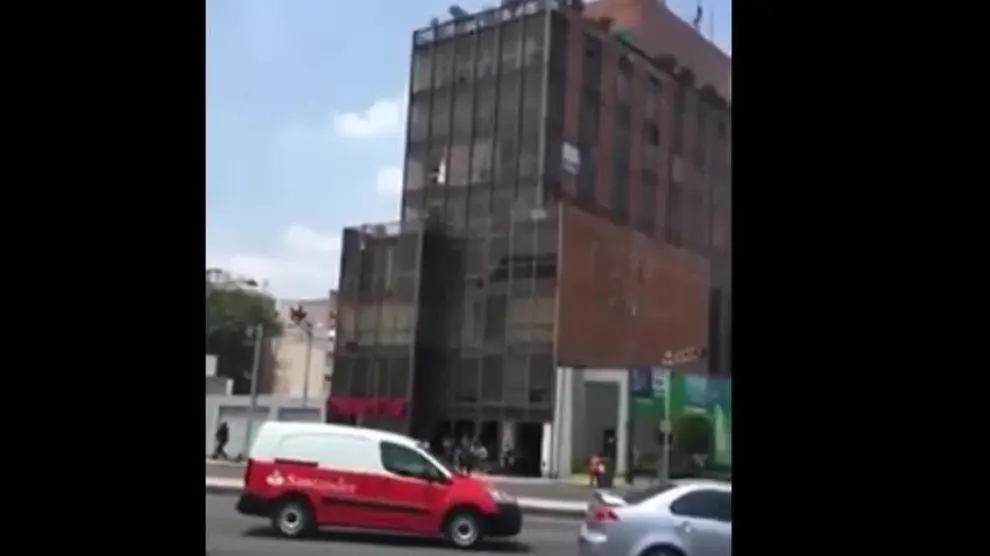 Un edificio se derrumba minutos después de que salgan sus ocupantes