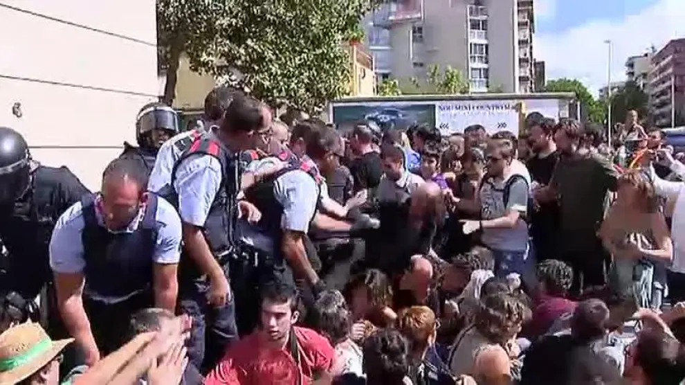 Tensión entre fuerzas de seguridad y manifestantes en un registro por el referéndum