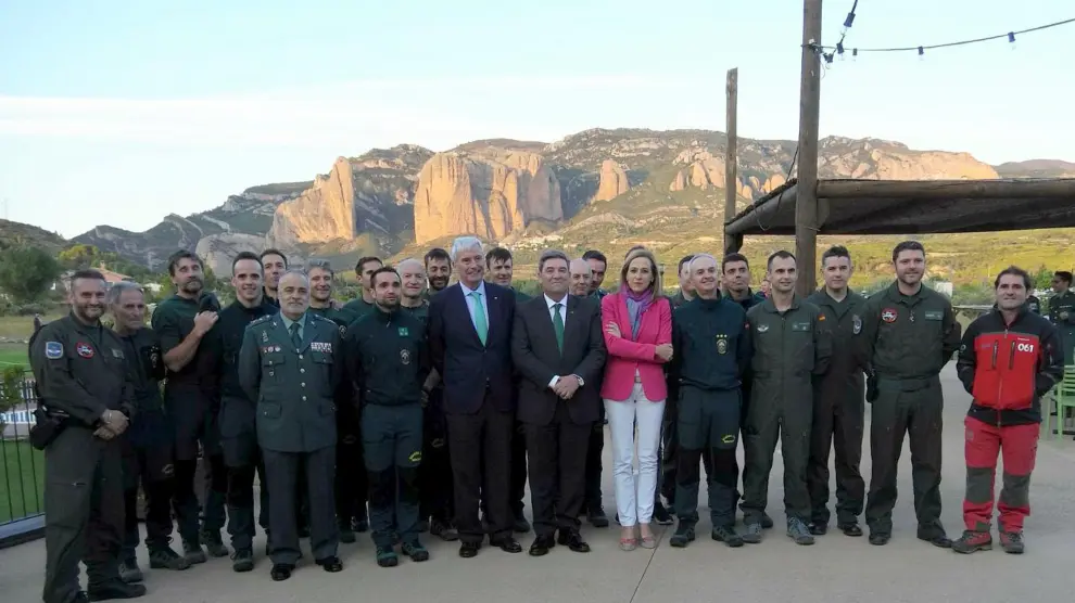 El director general de la Guardia Civil (junto a la subdelegada en Huesca), con los participantes en la exhibición de rescates.