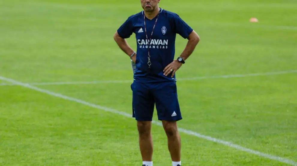 Natxo González, con un clásico gesto, atiende el desarrollo del entrenamiento del equipo.