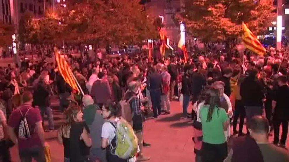 Decenas de personas salen a la calle en Zaragoza en defensa del referéndum