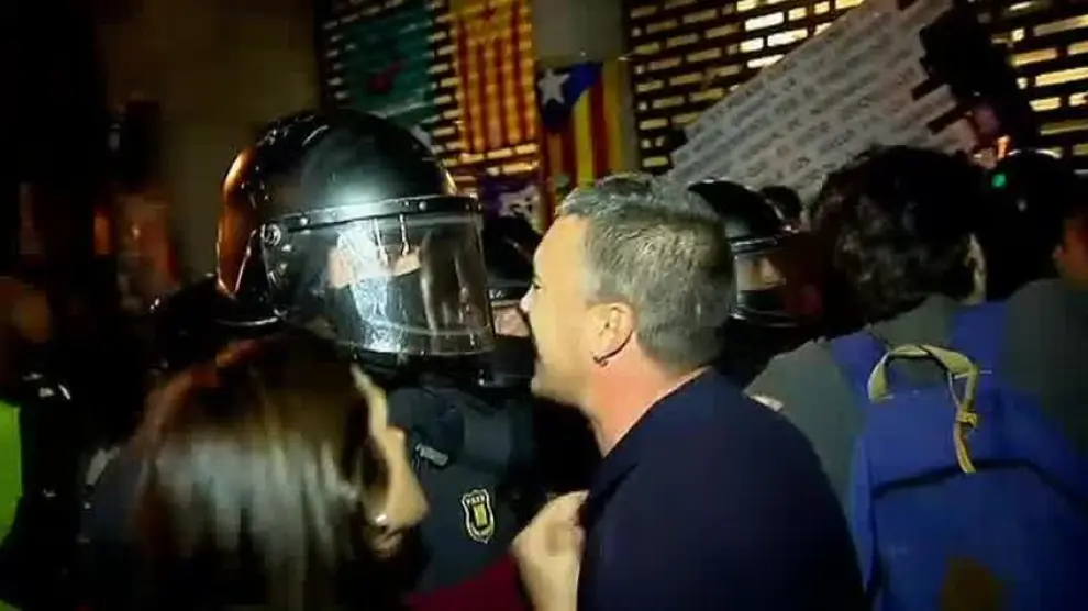 Noche de tensión entre manifestantes y policía tras los registros en Barcelona