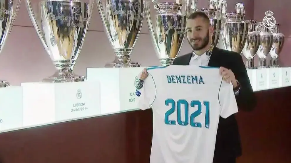 Benzema renueva con el Real Madrid hasta 2021