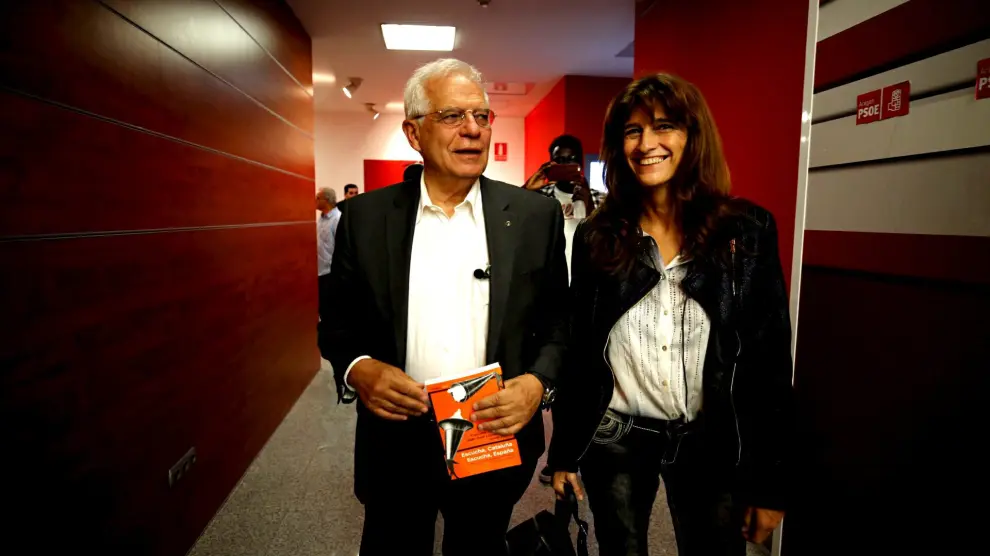 Josep Borrell y Carmen Dueso, ayer, en los pasillos de la sede socialista en Zaragoza.
