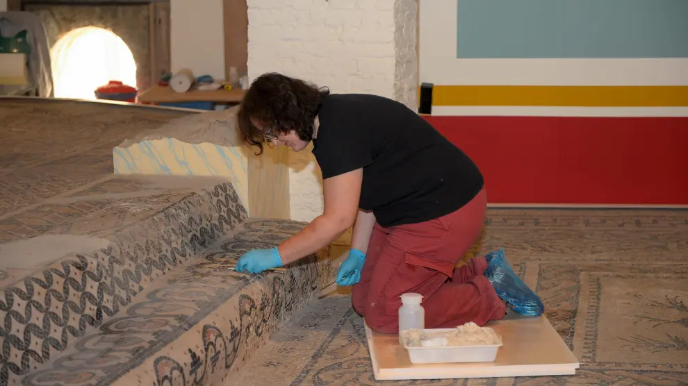 Una de las restauradoras trabaja en la mejora de los mosaicos en el Museo de Teruel.