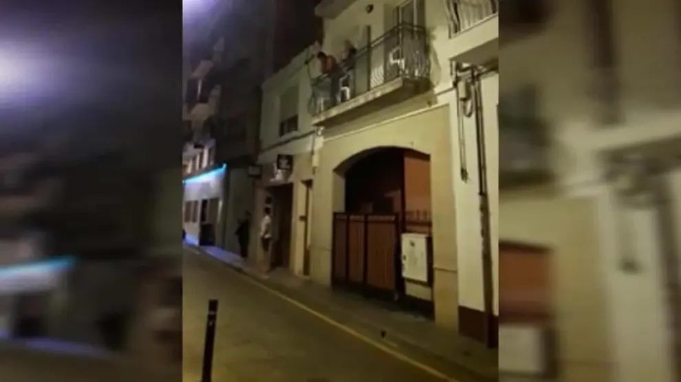 Un guardia civil responde con fandango a un escrache en Barcelona