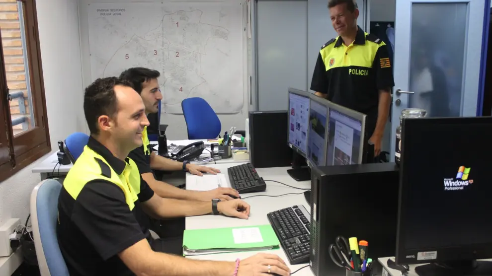 Los policías locales José Antonio, David y Cristhian gestionan en un equipo de ocho personas la comunicación de la Policía Local.