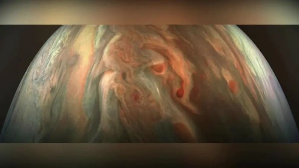 Juno capta un primer plano de Júpiter a 7.700 kilómetros