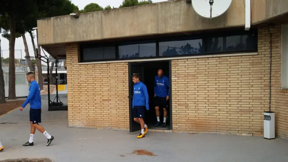 Febas sale por la puerta de la sala de proyección de video, al mediodía de este sábado en la Ciudad Deportiva del Real Zaragoza.