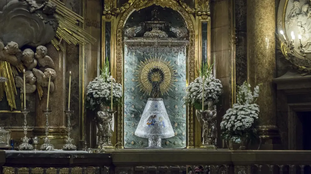 La Virgen del Pilar con el manto donado por HERALDO al Cabildo.