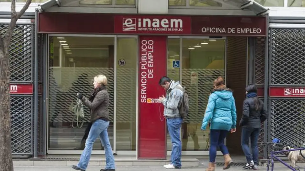 Varias personas, en la puerta de una oficina del Inaem en Zaragoza.
