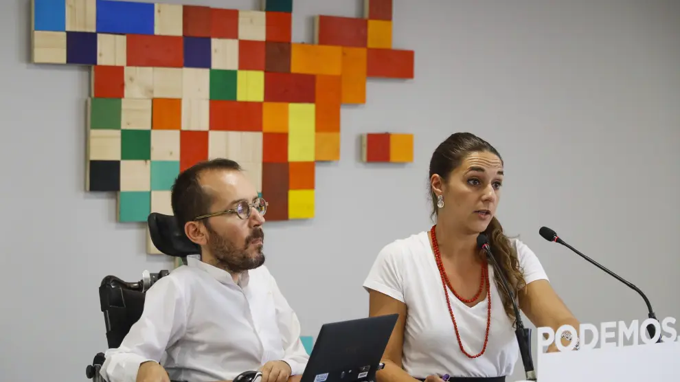 La portavoz de Podemos, Noelia Vera, y el secretario de Organización, Pablo Echenique.