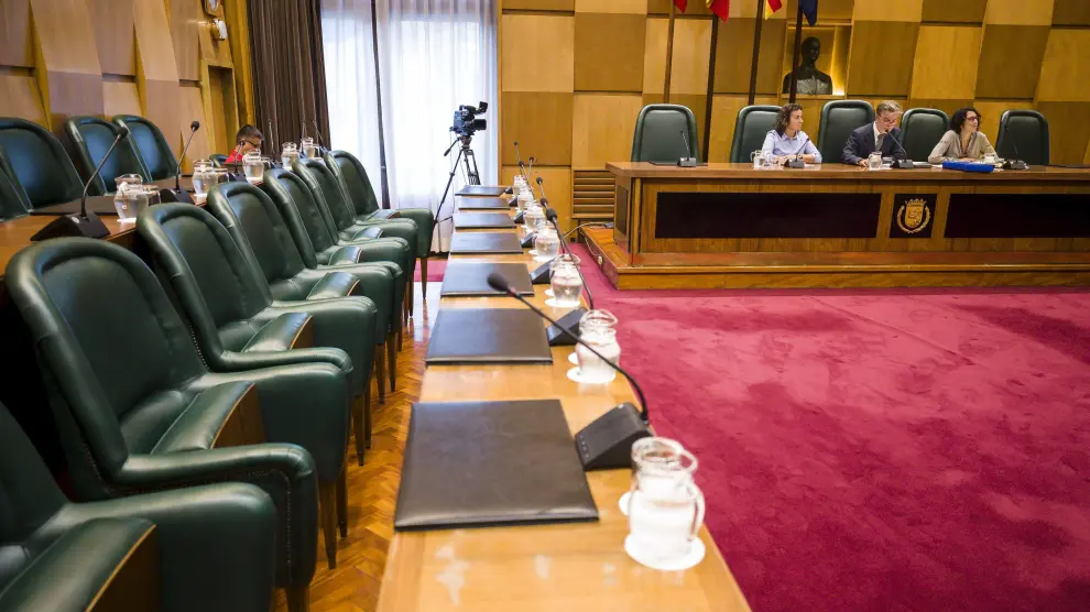 Todos los concejales de la oposición se ausentaron del pleno y dejaron solos a los nueve ediles de ZEC.