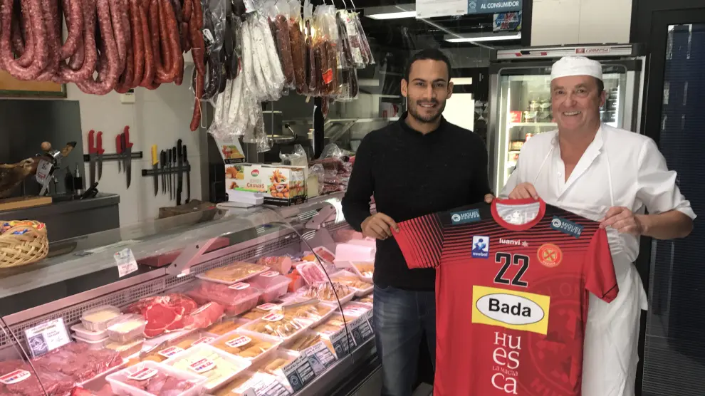 Dijá junto a Miguel Escuer en Carnicería Miguel Escuer, patrocinador personal del central brasileño del Bada Huesca.