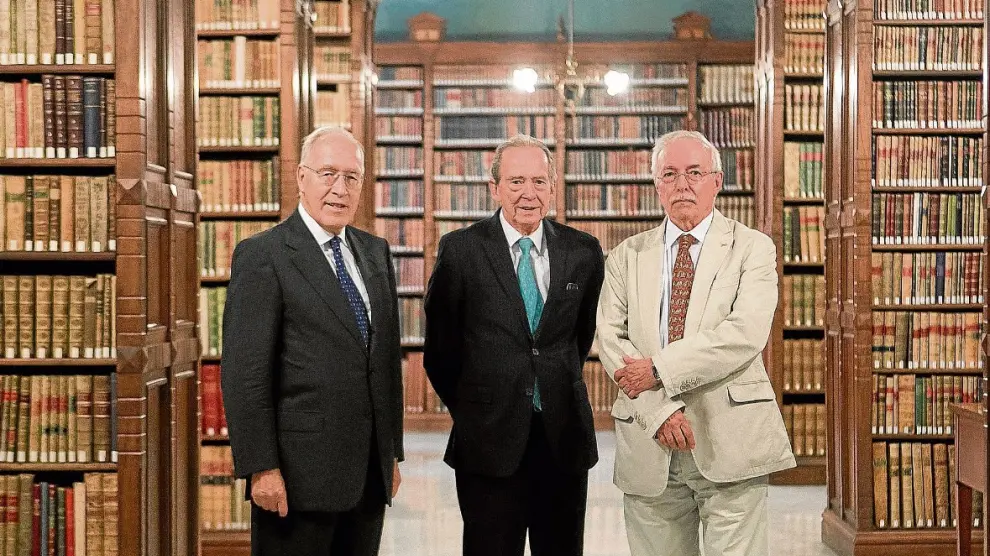 Manuel Pizarro, José Manuel Blecua y Guillermo Fatás, en la biblioteca de la Real Academia Española.