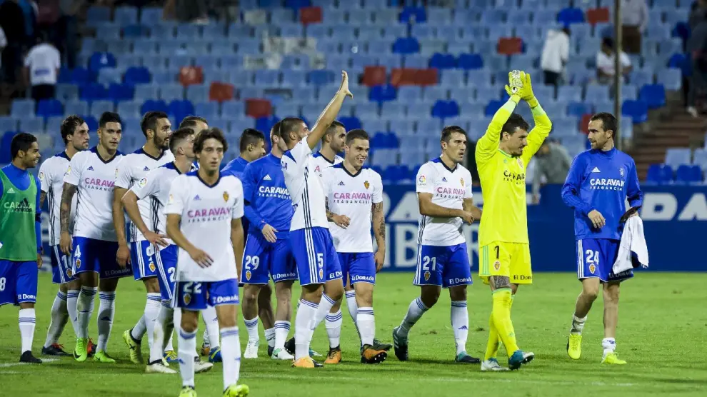 Cristian Álvarez, al frente del grupo, aplaude a la afición en La Romareda tras ganar 1-0 al Lugo en Copa la semana pasada.