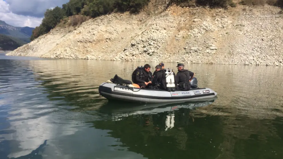 La unidad acuática de los Mossos d'Esquadra localizó los cuerpos cuando uno flotaba en el agua y el otro se encontraba sobre una pared lateral.