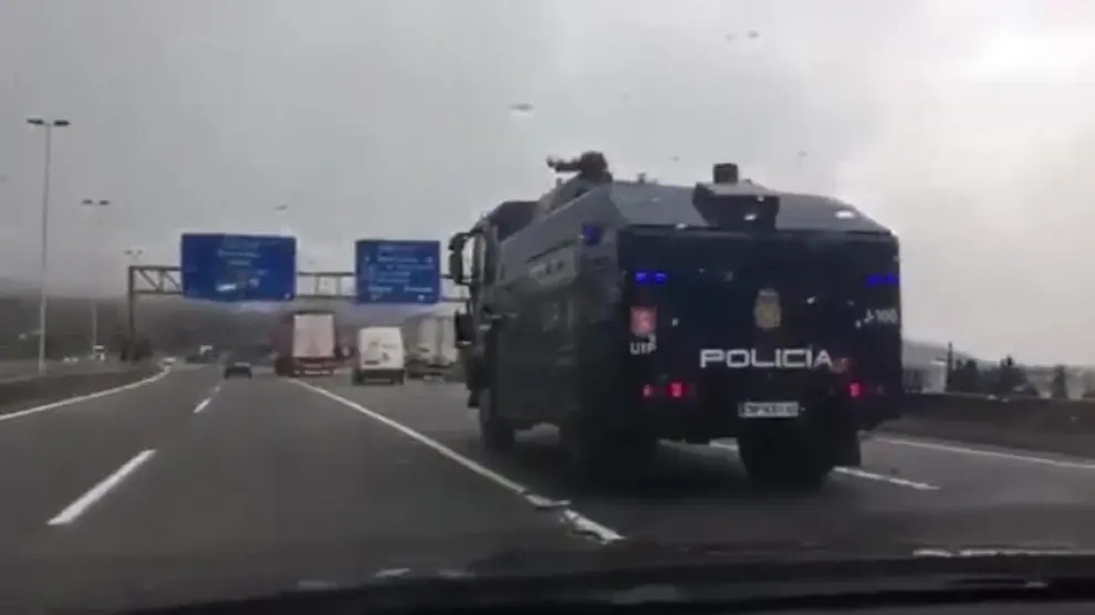 El camión de antidisturbios de la Policía Nacional de camino a Barcelona