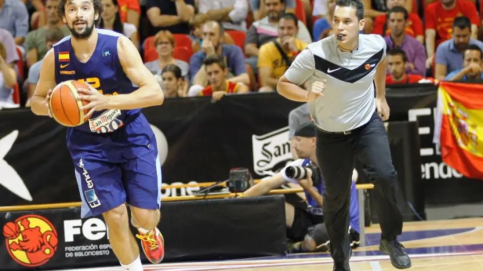 Javier Torres sigue de cerca a Sergio Llull en un partido de la selección española de baloncesto.