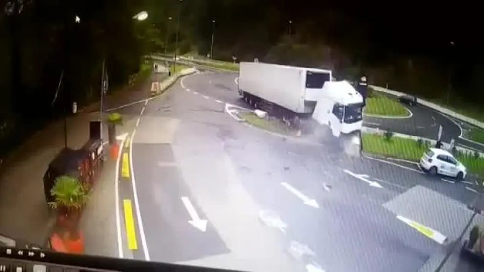 Un camión pierde el control y se empotra en una rotonda