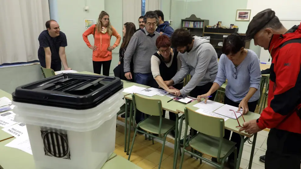 Imagen de archivo de una mesa electoral durante el referéndum ilegal del pasado año en Cataluña.
