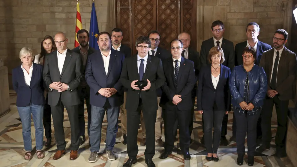 Fotografia facilitada por la Generalitat de la declaración del president catalán Carles Puigdemont y su gobierno tras el referéndum ilegal.