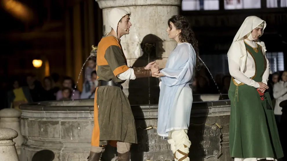 Los dos Amantes se citan a los pies de la columna del Torico ante la mirada de un público numeroso.