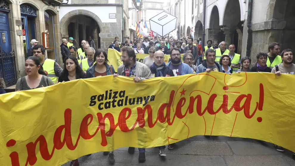 Participantes esta mañana en Santiago de Compostela de la manifestación organizada por la plataforma "Galiza con Catalunya".
