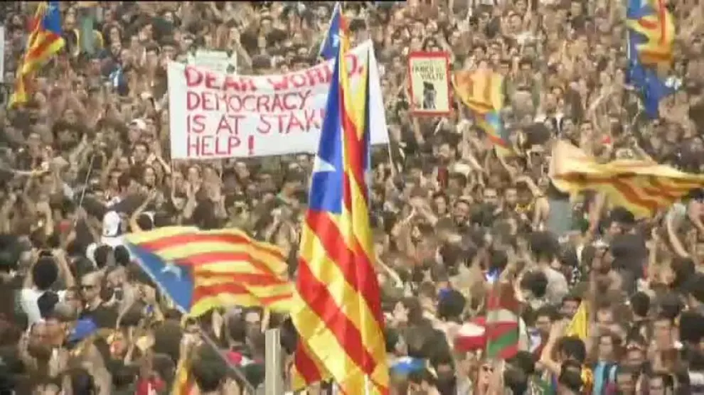 Miles de personas frente a la Jefatura de Policía en Barcelona