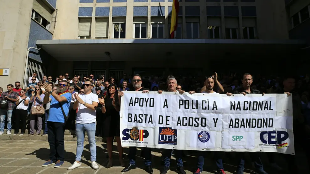 Concentración en Zaragoza para apoyar a los agentes desplegados en Cataluña
