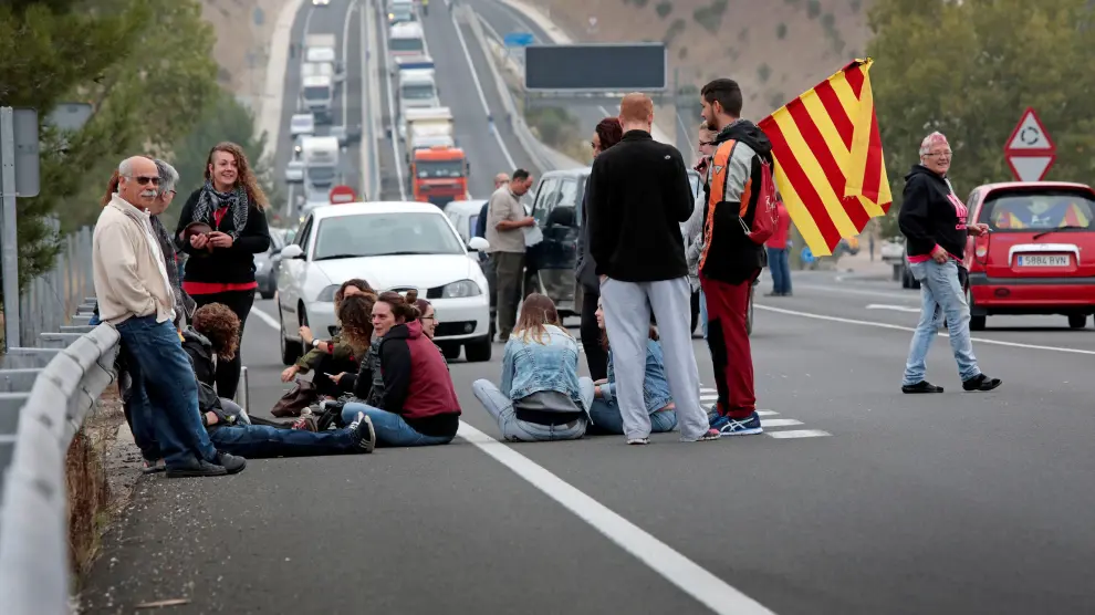 Un grupo de manifestantes ha cortado la autovía A-2 por diversos puntos de la comarcas de la Anòia.