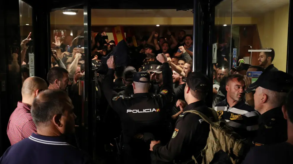 Agentes de la Policía Nacional, bloqueados en uno de los hoteles de Pineda de Mar.