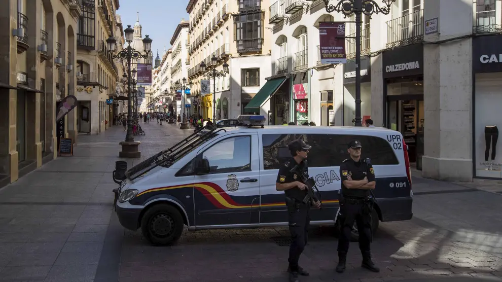 Una furgoneta y dos agentes de la UPR, en la calle de Alfonso I de Zaragoza.