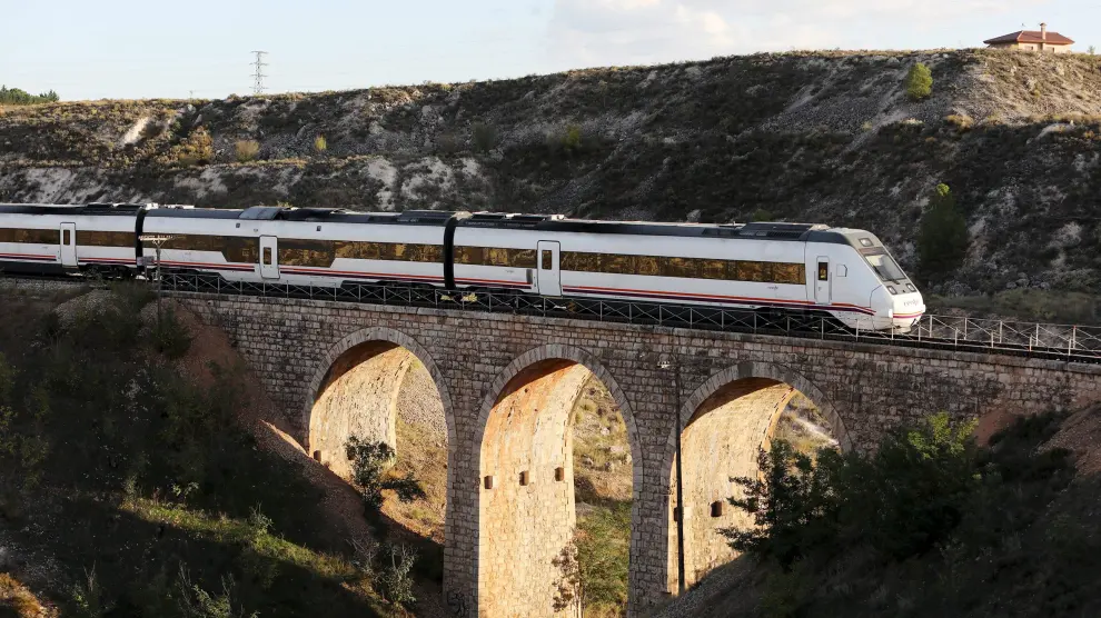 Parcheo. Un tren de pasajeros circula, ayer, a 80 km/h por el puente de la Rambla, cerca de Teruel, donde antes era obligatorio reducir la marcha a 20 km/h. Las obras que el ADIF hizo el pasado verano han permitido suprimir ocho limitaciones de velocidad en los 60 kilómetros que separan Teruel y Barracas (Castellón).