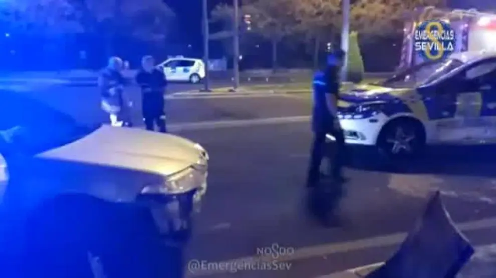Un conductor, borracho y sin carné, se estrella contra un coche de policía en Sevilla