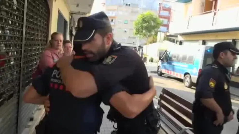 Mossos y Policías se abrazan en Pineda ante la marcha de estos últimos