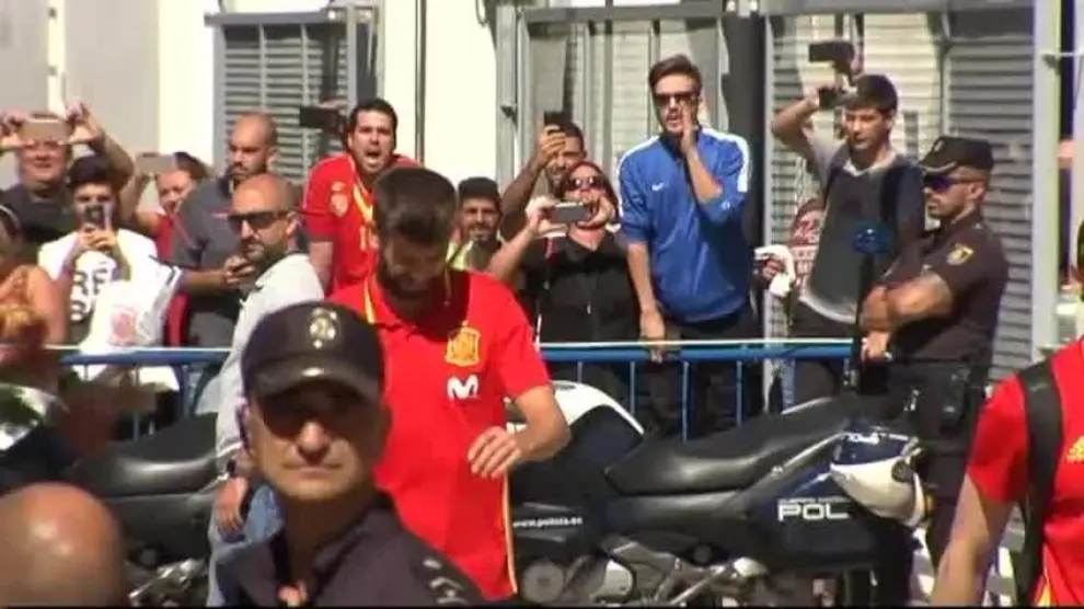 Piqué, abucheado en la llegada de la selección a su hotel de Alicante