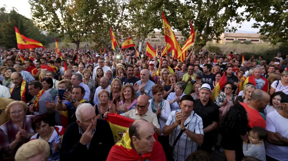 Recibimiento a la Policía y Guardia Civil llegada de Cataluña en las ciudades de Huesca y Monzón.