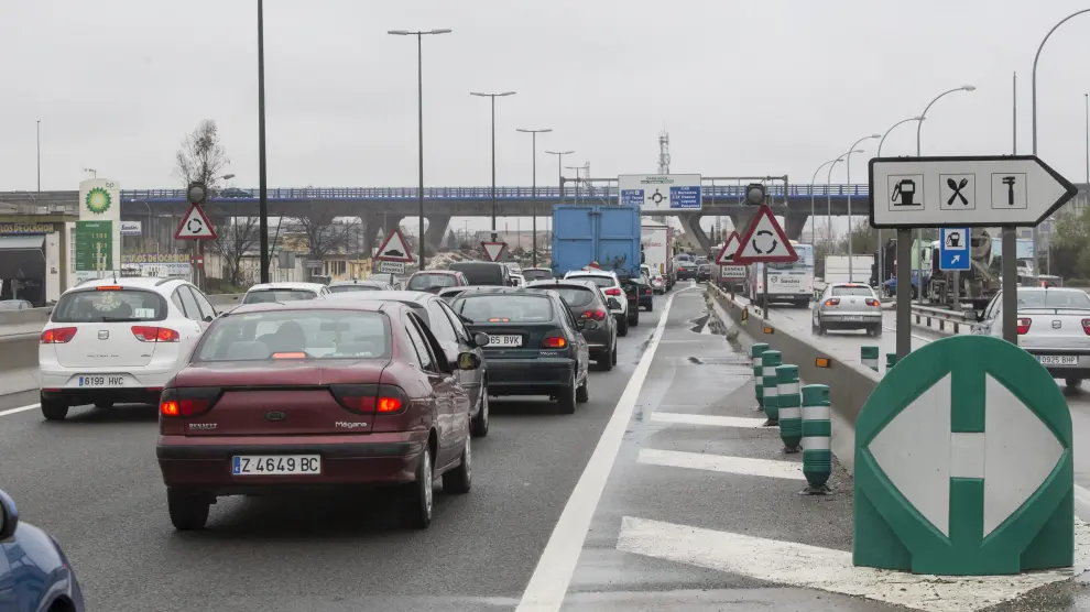 Los atascos en la entrada a las ciudades (en la imagen, el acceso a Zaragoza) generan mucho estrés a los conductores.