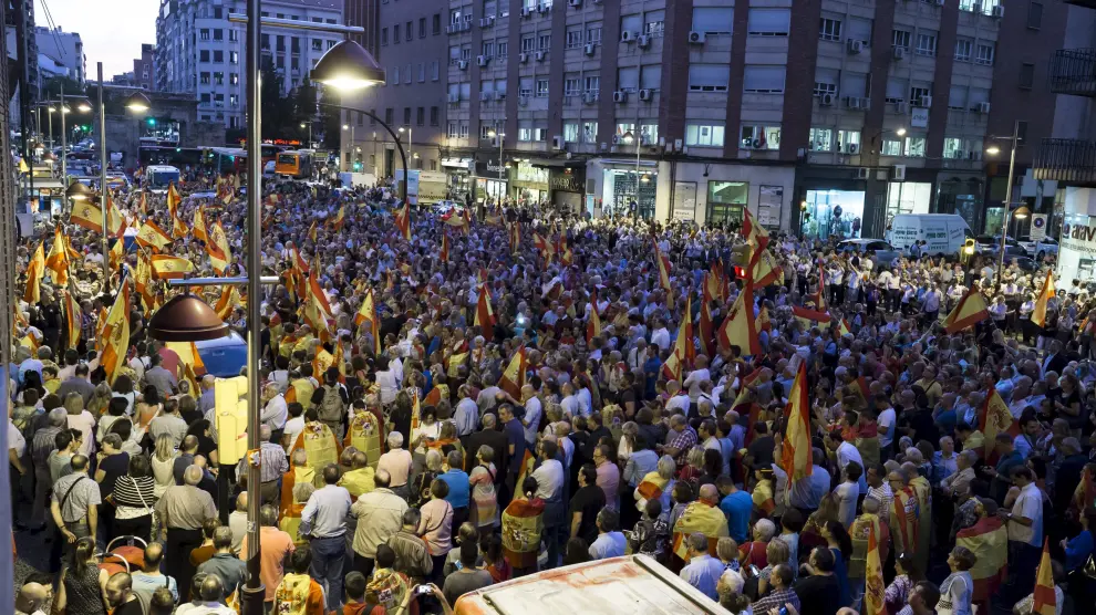 Miles de personas provistas de banderas de España gritaron consignas contra Puigdemont y la deriva independentista.