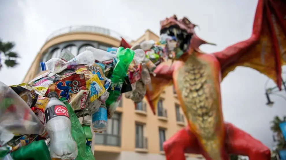 El 'dragón' de cuatro metros que escupe plásticos de un solo uso recogidos en playas de distintos países, entre ellos de España.