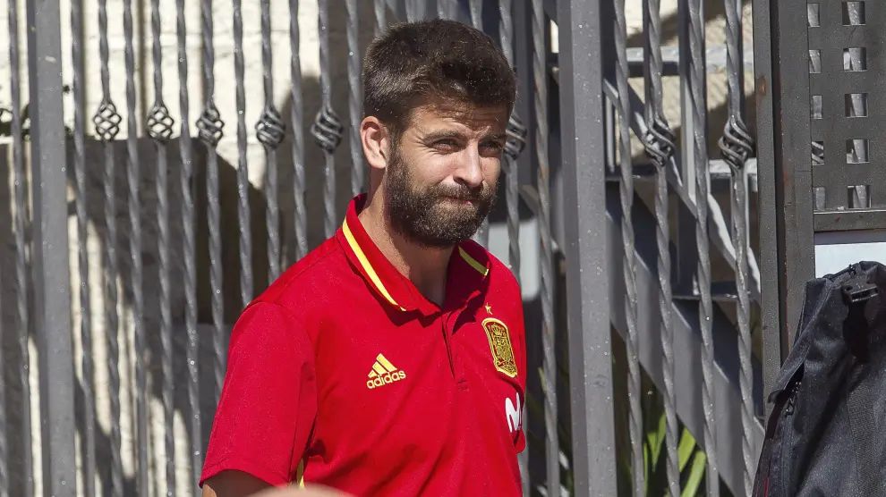 El jugador de la selección española, Gerard Piqué, a su llegada este mediodía al hotel de Alicante.