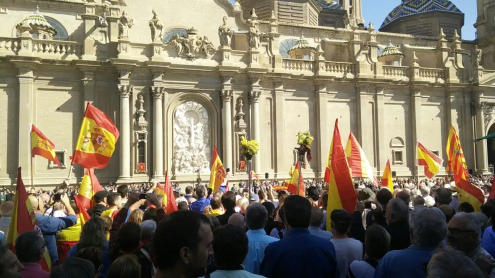 Gritos de "alcalde, dimisión" en la celebración de la patrona de la Guardia Civil en la plaza del Pilar