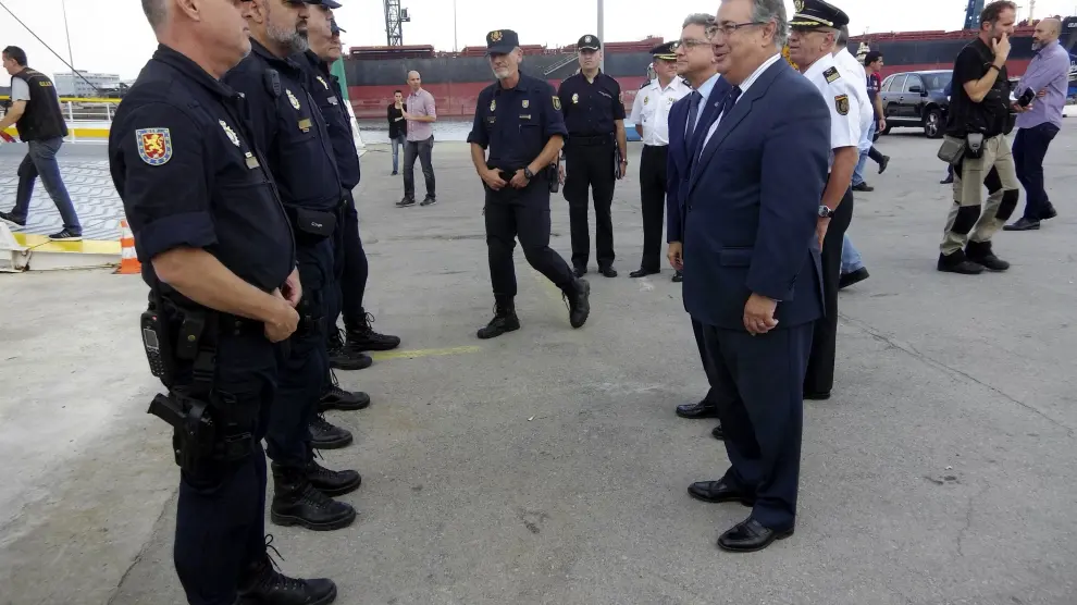 Zoido se desplazó a Barcelona para visitar a los agentes de la Policía y la Guardia Civil.